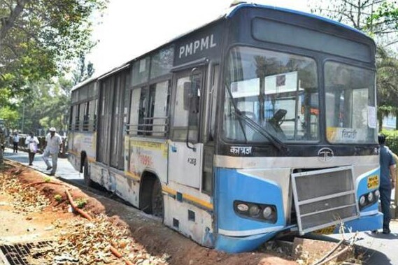 स्टेअरिंग लॉक झाल्याने पीएमपी बस रस्ता दुभाजकात घुसली