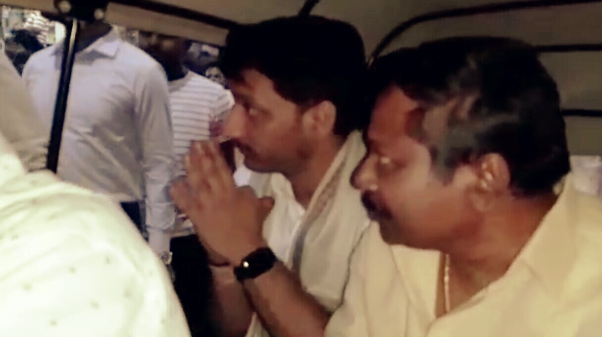 रिक्षातून प्रवास करत पार्थ पवारांनी साधला मतदारांशी संवाद, संजोग वाघेरेंनी केले सारथ्य