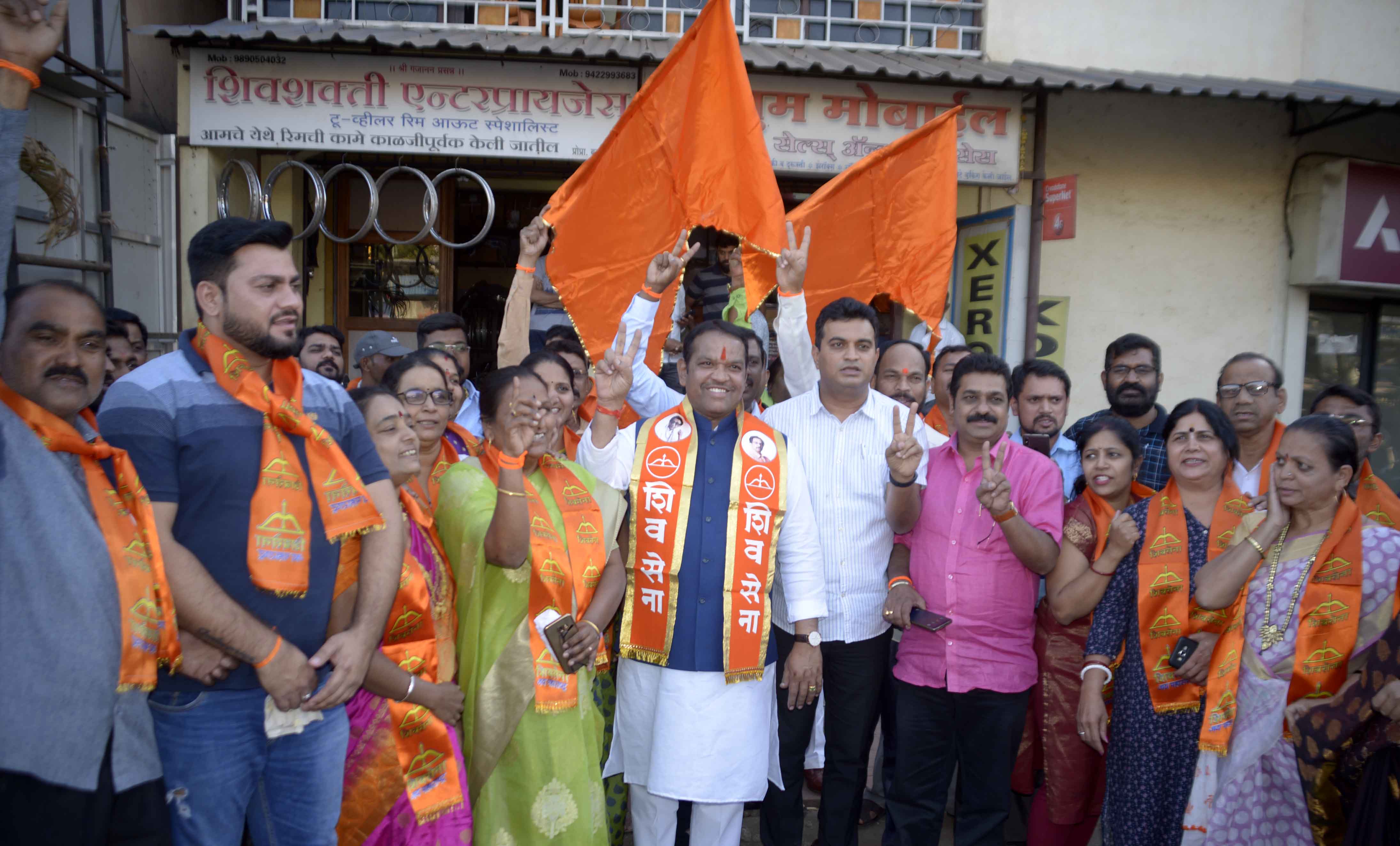 श्रीरंग बारणे यांच्या उमेदवारीचे शिवसैनिकांकडून ढोल-ताशाच्या गजरात स्वागत