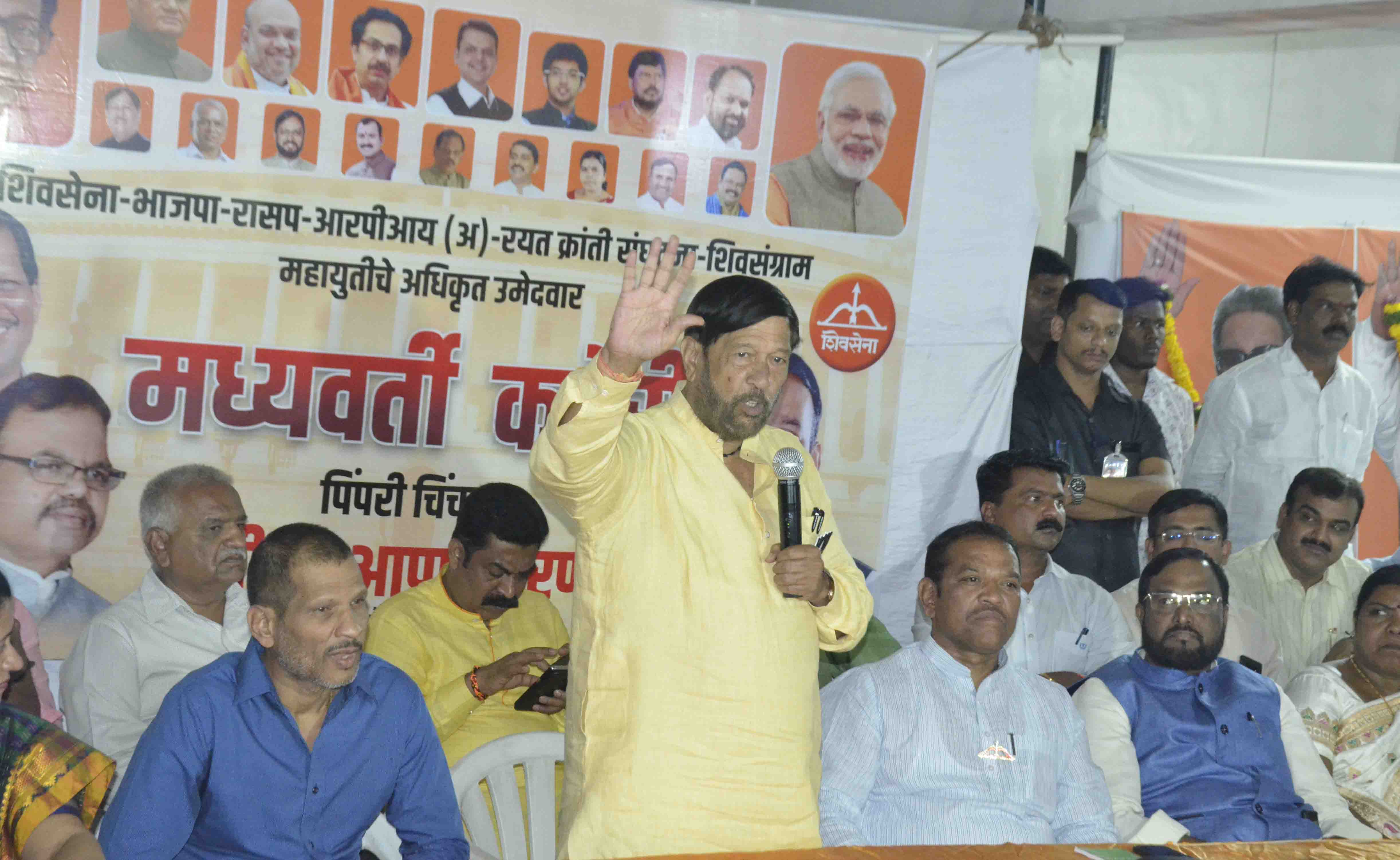 व्यवसाय म्हणून राजकारण करणाऱ्यांना जनता माफ करणार नाही - गिरीश बापट