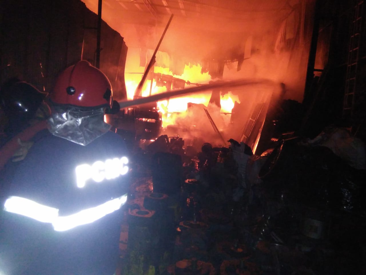 कुदळवाडीत भंगाराची ४ दुकाने भीषण आगीत जळून खाक