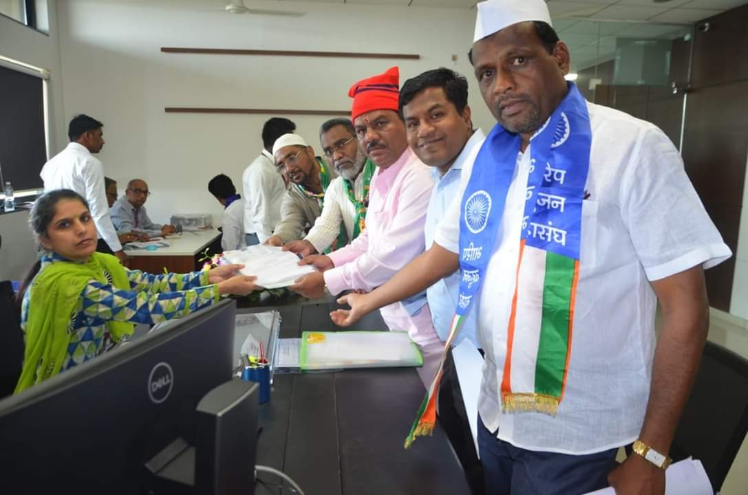 वंचित बहुजन आघाडीच्या राजाराम पाटील यांच्यासह मावळसाठी १५ उमेदवारांचे अर्ज दाखल; श्रीरंग बारणे आणि पार्थ पवार उद्या अर्ज भरणार