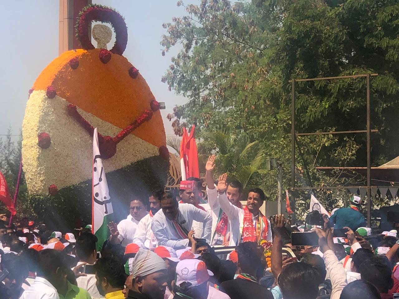 जोरदार शक्तीप्रदर्शन करत पार्थ पवार यांची रॅली सुरू, थोड्या वेळात करणार उमेदवारी अर्ज दाखल