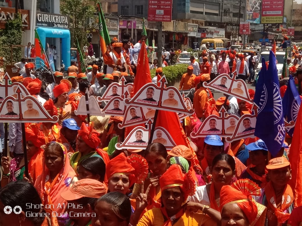 ढोल-ताशांच्या गजरात महायुतीची रॅली सुरू; उमेदवारी अर्ज भरण्यासाठी श्रीरंग बारणेंचे जोरदार शक्तीप्रदर्शन