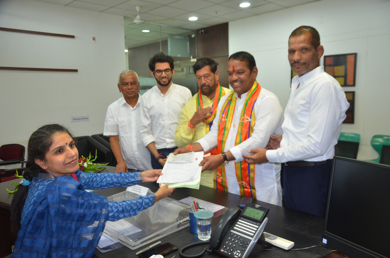 युतीच्या दिग्गज नेत्यांच्या उपस्थितीत श्रीरंग बारणे यांचा उमेदवारी अर्ज दाखल