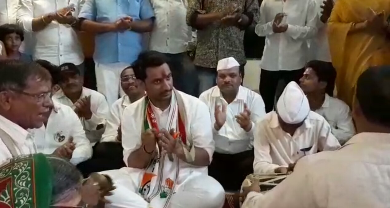 अन् पार्थ पवार भजन करण्यात रमले..!