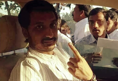 पार्थ पवार यांनी बारामतीमध्ये बजावला मतदानाचा हक्क..!