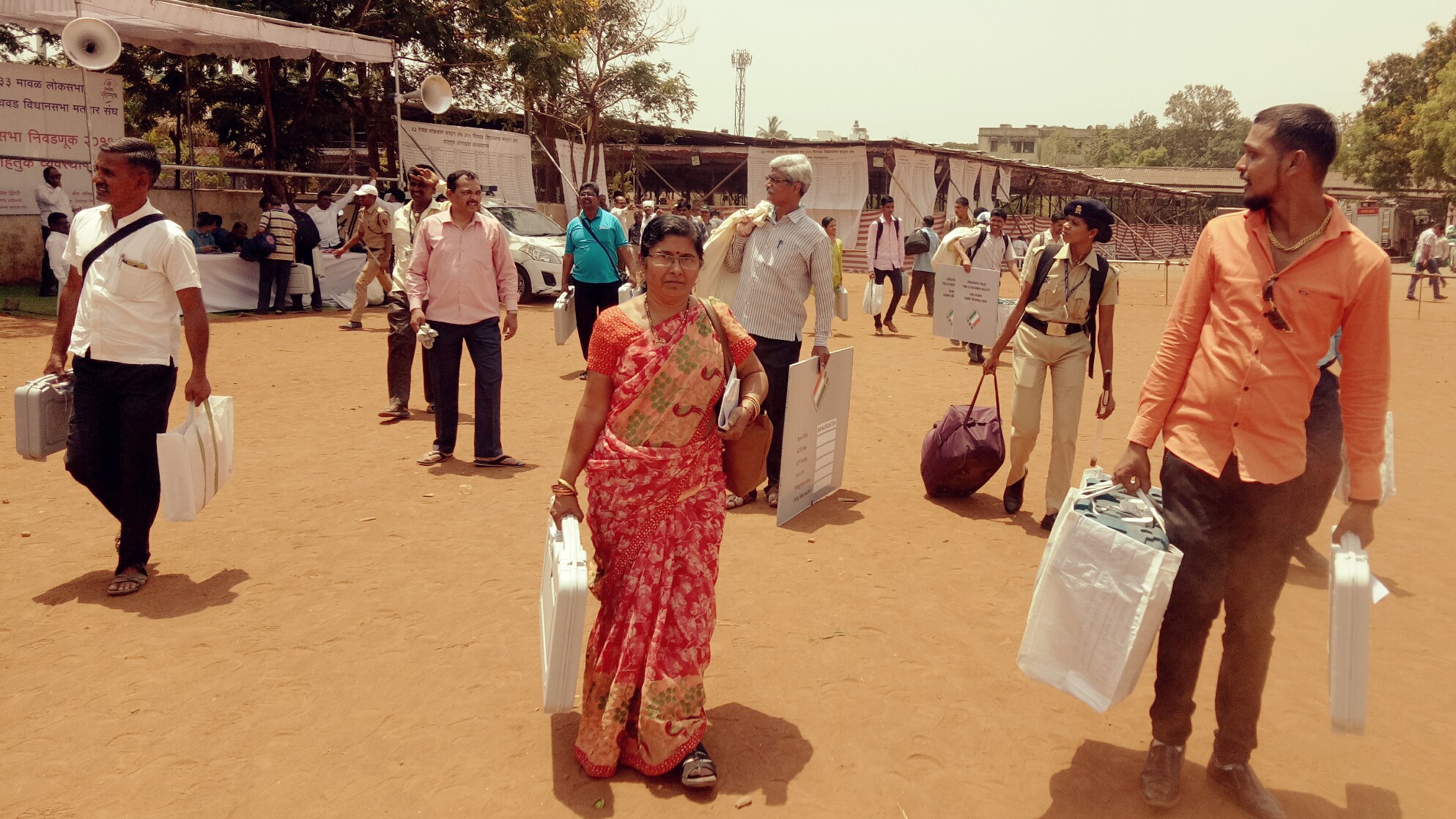 मावळ लोकसभा निवडणुक : मतदान यंत्रे घेऊन कर्मचारी रवाना