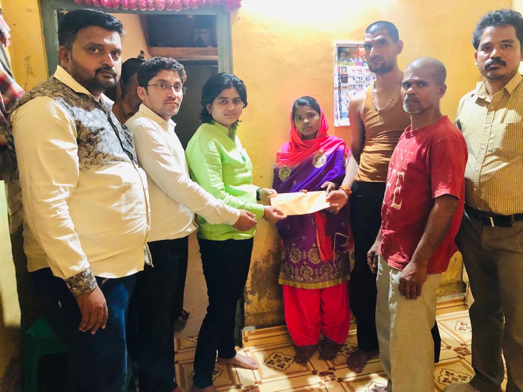 कासारवाडी दुर्घटनेतील मृत मुलाच्या कुटुंबियांना युवासेनेची मदत