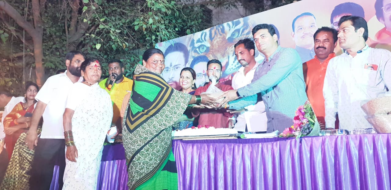 युवानेते गणेश आहेर यांच्या वाढदिवसानिमित्त गोरगरीब महिलांना मोफत धान्य वाटप