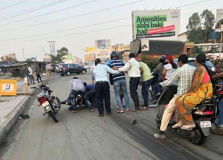 भुमकर चौकात रस्त्यावर ऑईल गळती; ३० हून अधिक दुचाकीस्वार घसरून जखमी