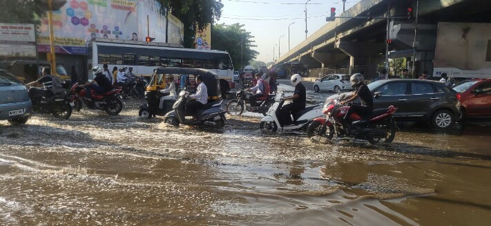 निगडीत पाईप लाईन फुटल्याने लाखो लिटर पाणी रस्त्यावर..!