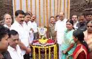 शरद पवार यांच्या हस्ते पुष्पहार अर्पण करून दिवंगत महापौर भिकु वाघेरे पाटील यांना अभिवादन