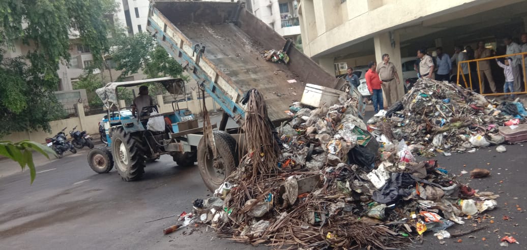 संतप्त नगरसेवक संदिप वाघेरेंनी टाकला प्रभाग कार्यालयाच्या आवारात 'कचरा'