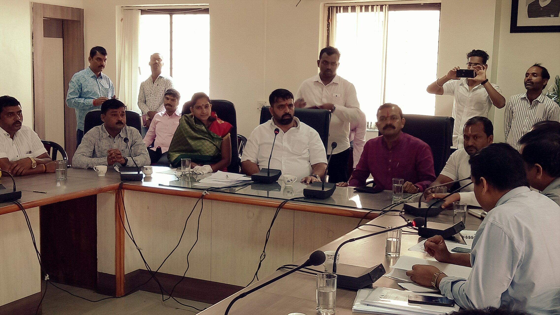 महेशदादांचा महावितरणला 'शॉक', वीज पुरवठा सुरळीत न झाल्यास बालाजीनगर कार्यालयाला टाळे ठोकण्याचा इशारा..!