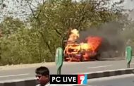 पुणे-मुंबई महामार्गावर कार जळून खाक