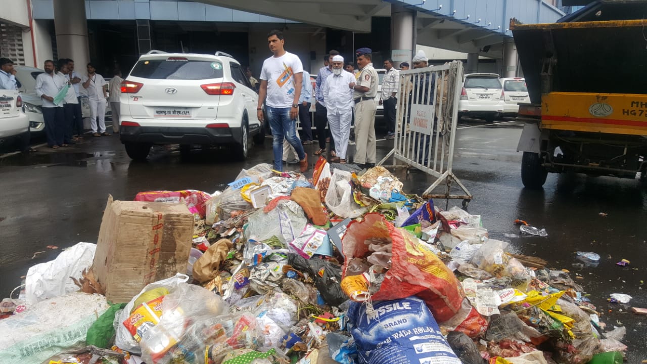 भाजप नगरसेवक तुषार कामठेंचे प्रशासनाच्या निषेधार्थ आंदोलन; महापालिका मुख्यालयात टाकला कचरा