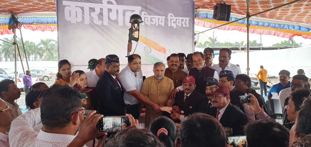 शहीद सौरभ फराटे यांच्या कुटुंबियांना ५० हजारांची आर्थिक मदत; कारगिल दिनानिमित्त महेशदादा स्पोर्टस फाऊंडेशनच्या वतीने शहीदांना श्रध्दांजली