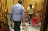 स्थायी समिती सभागृहाबाहेर राष्ट्रवादीच्या सदस्यांनी फेकला कचरा..!