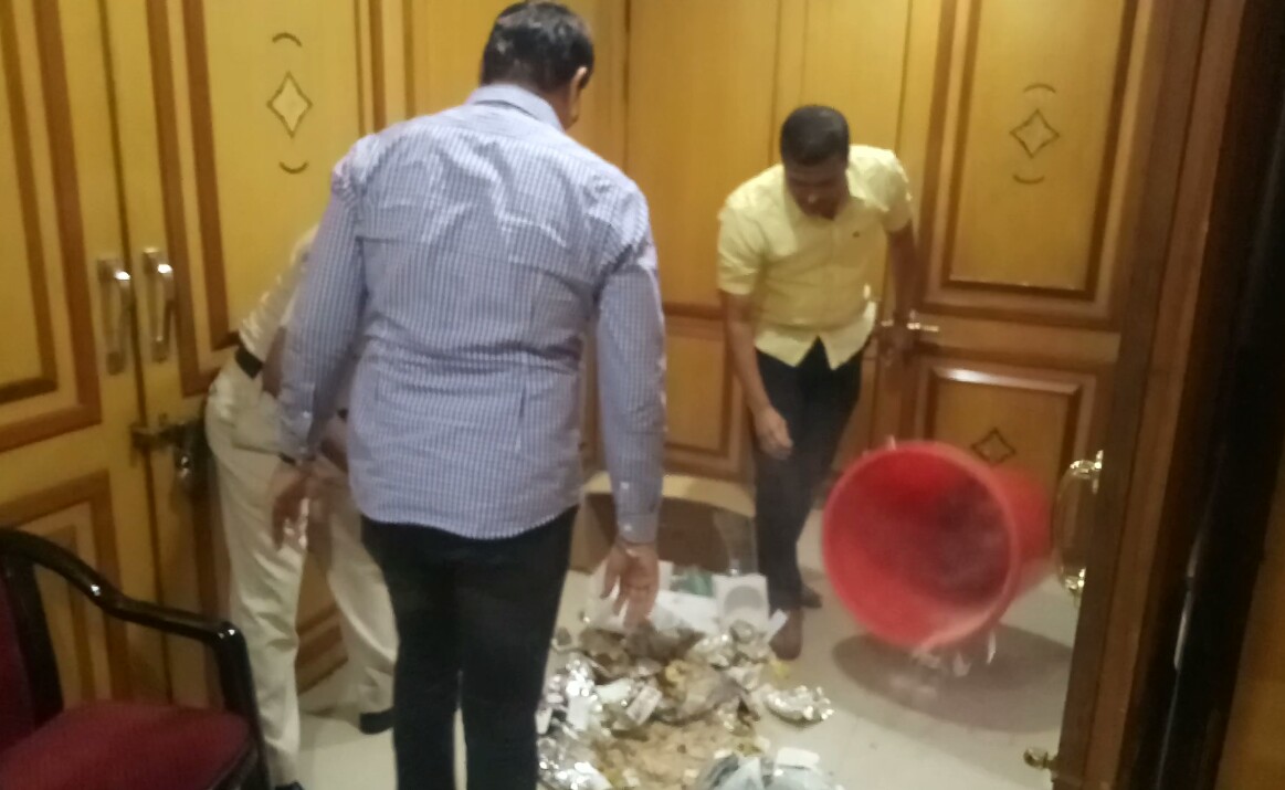 स्थायी समिती सभागृहाबाहेर राष्ट्रवादीच्या सदस्यांनी फेकला कचरा..!