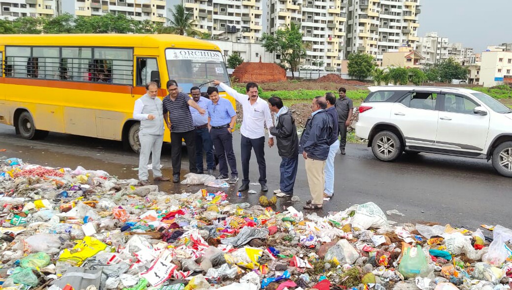 कचरा कोंडीमुळे सत्ताधारी त्रस्त; पक्षनेते, स्थायी सभापतींनी केला शहराचा पाहणी दौरा..!