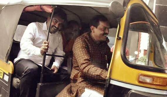 आचारसंहिता लागू.. रिक्षा चालवत महापौर निवासस्थानी रवाना..!