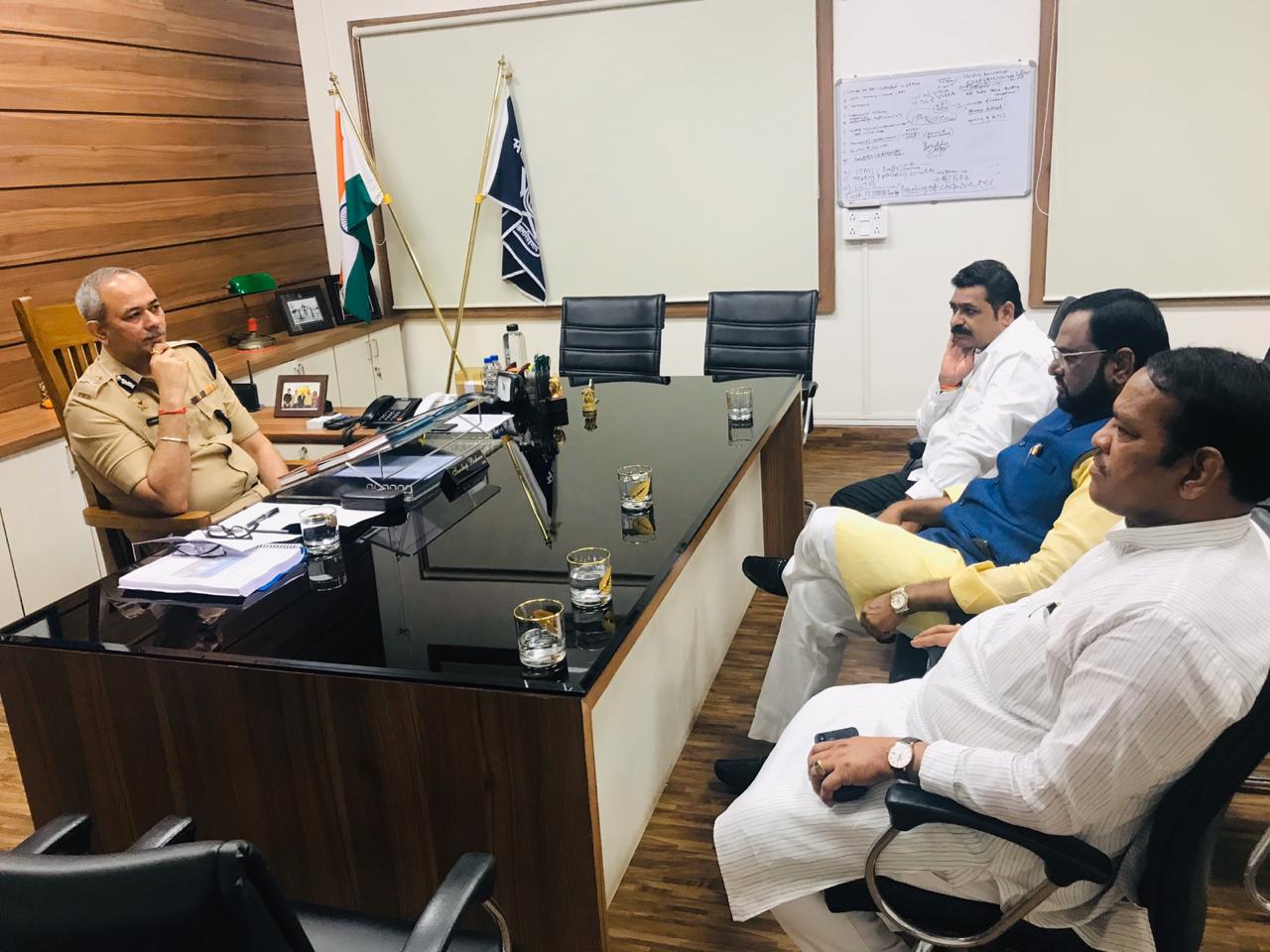 पिंपरीतील संवेदनशील भागात अन् गुन्हेगारांवर करडी नजर ठेवा; खासदार श्रीरंग बारणे, अमर साबळे यांनी घेतली पोलीस आयुक्तांची भेट..!