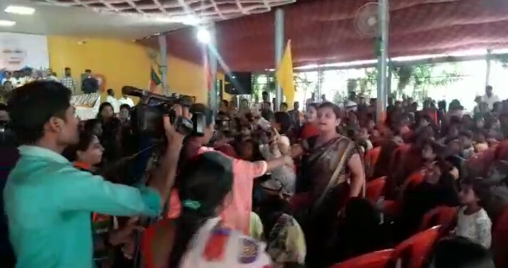 अनधिकृत बांधकाम, रिंगरोडच्या मुद्यावरून थेरगावमध्ये पंकजा मुंडेंच्या सभेत 'गोंधळ', पाच जण पोलीसांच्या ताब्यात