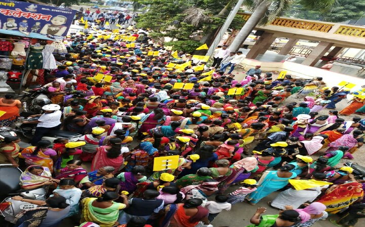 निगडीत विलास लांडेंच्या पदयात्रेत महिलांची मोठी गर्दी; मनसेचाही उत्स्फूर्त सहभाग