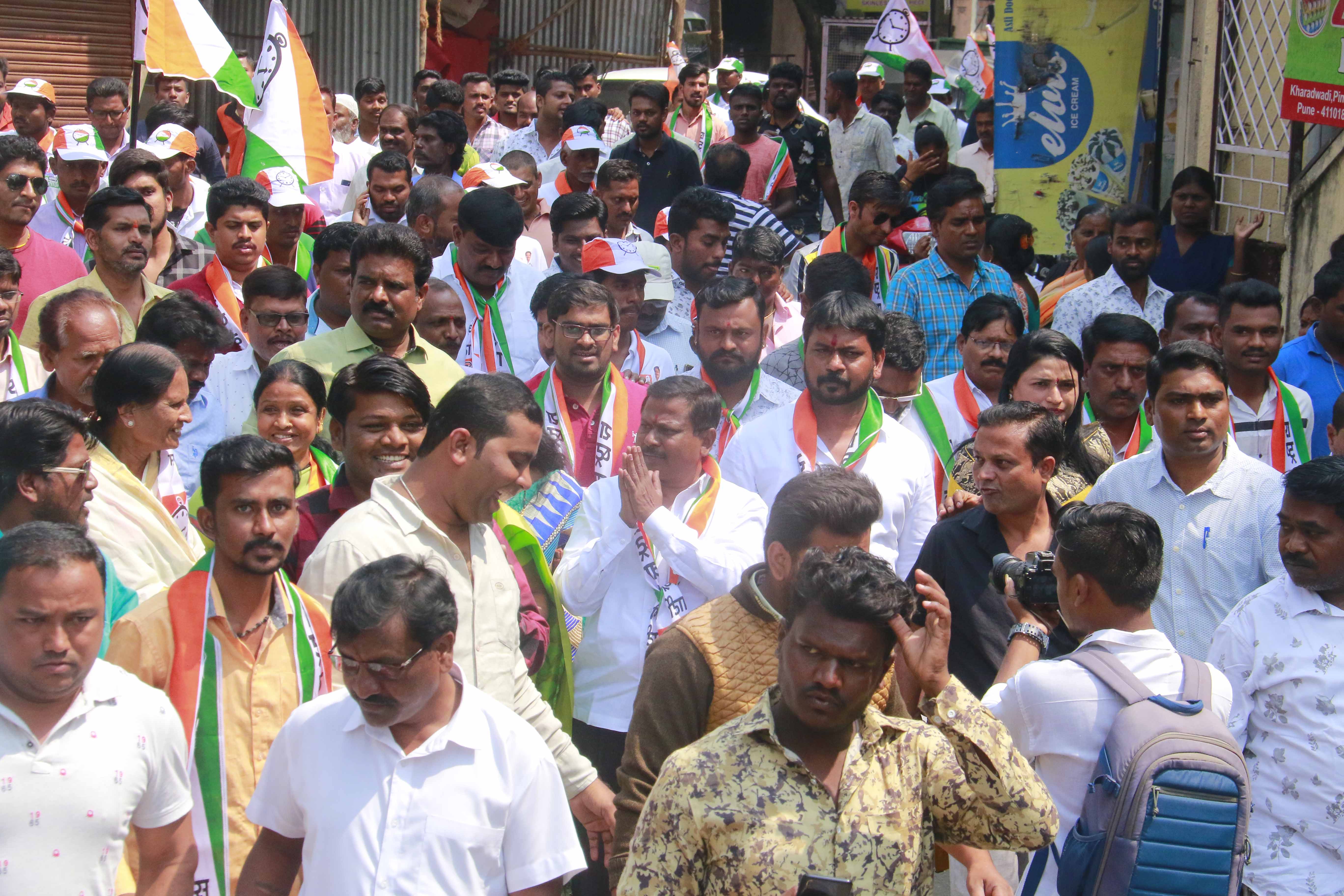 अण्णा बनसोडे यांनी काढला खराळवाडी, गांधीनगर भाग पिंजून; पदयात्रेला नागरिकांचा उत्स्फूर्त प्रतिसाद