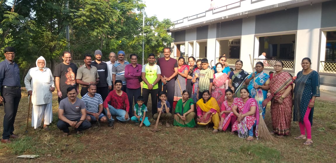 स्वामी समर्थ मंदिर शिवतेजनगर येथे स्वछता मोहीम