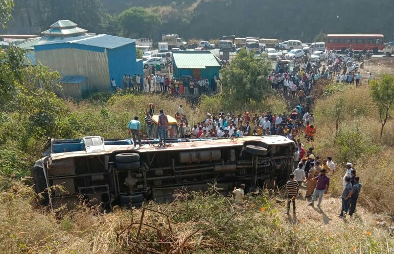 कात्रज घाटात शिवशाही बस ५० फूट खोल दरीत कोसळली