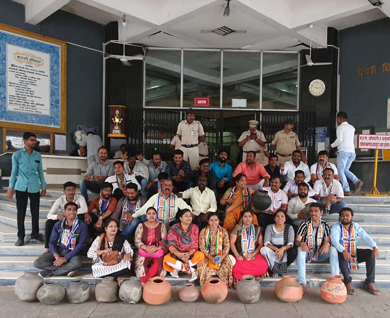 पाणी कपातीच्या निषेधार्थ मनसेचे महापालिका प्रवेशव्दारावर हंडा आंदोलन