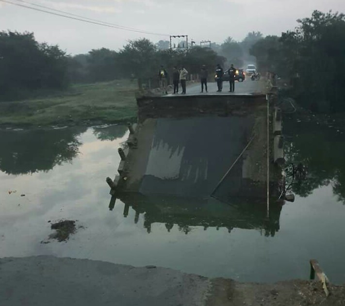 तळेगाव ते आंबी गावाला जोडणारा जुना पूल कोसळला; मोठी दुर्घटना टळली..!
