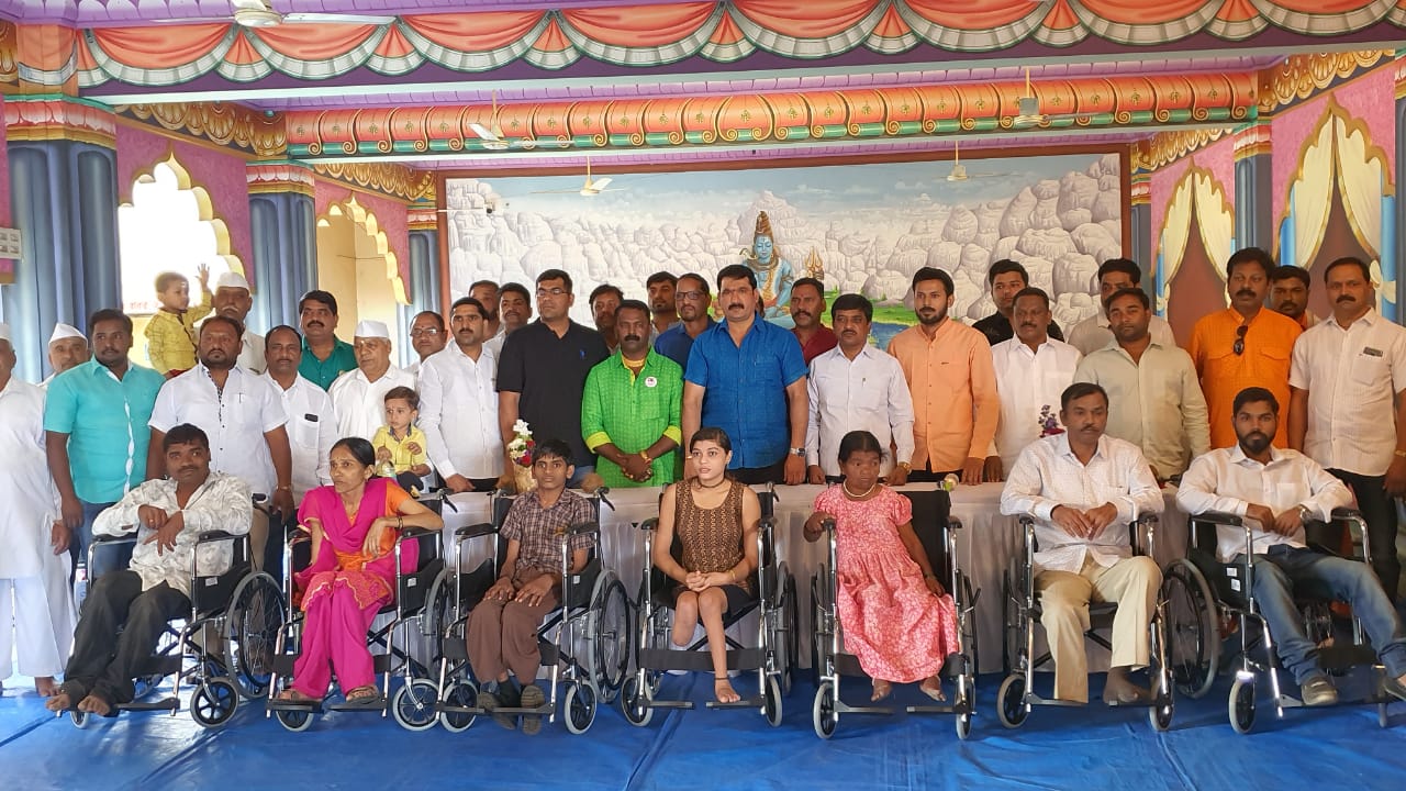 स्माईल फाऊंडेशन आणि नाना काटे सोशल फाऊंडेशनच्या वतीने १५ दिव्यांगांना व्हिल चेअर सायकलचे मोफत वाटप