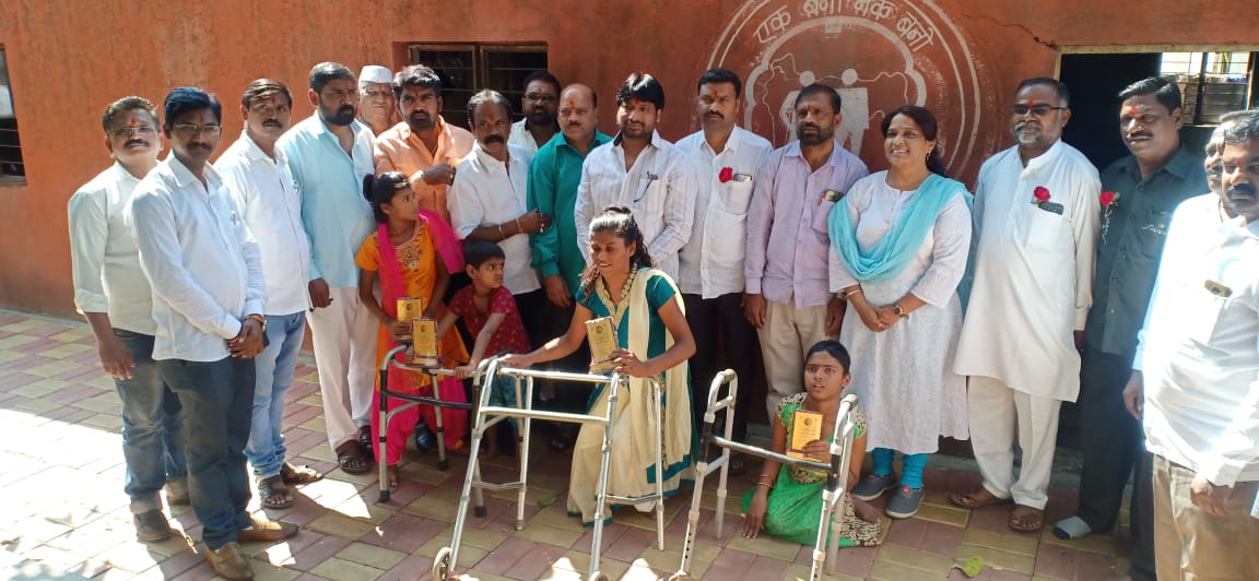 मातंग एकता आंदोलन संघटनेच्यावतीने निगडीतील अपंग विद्यालयात फळे वाटप व सावित्रीच्या लेकींचा सन्मान सोहळा साजरा