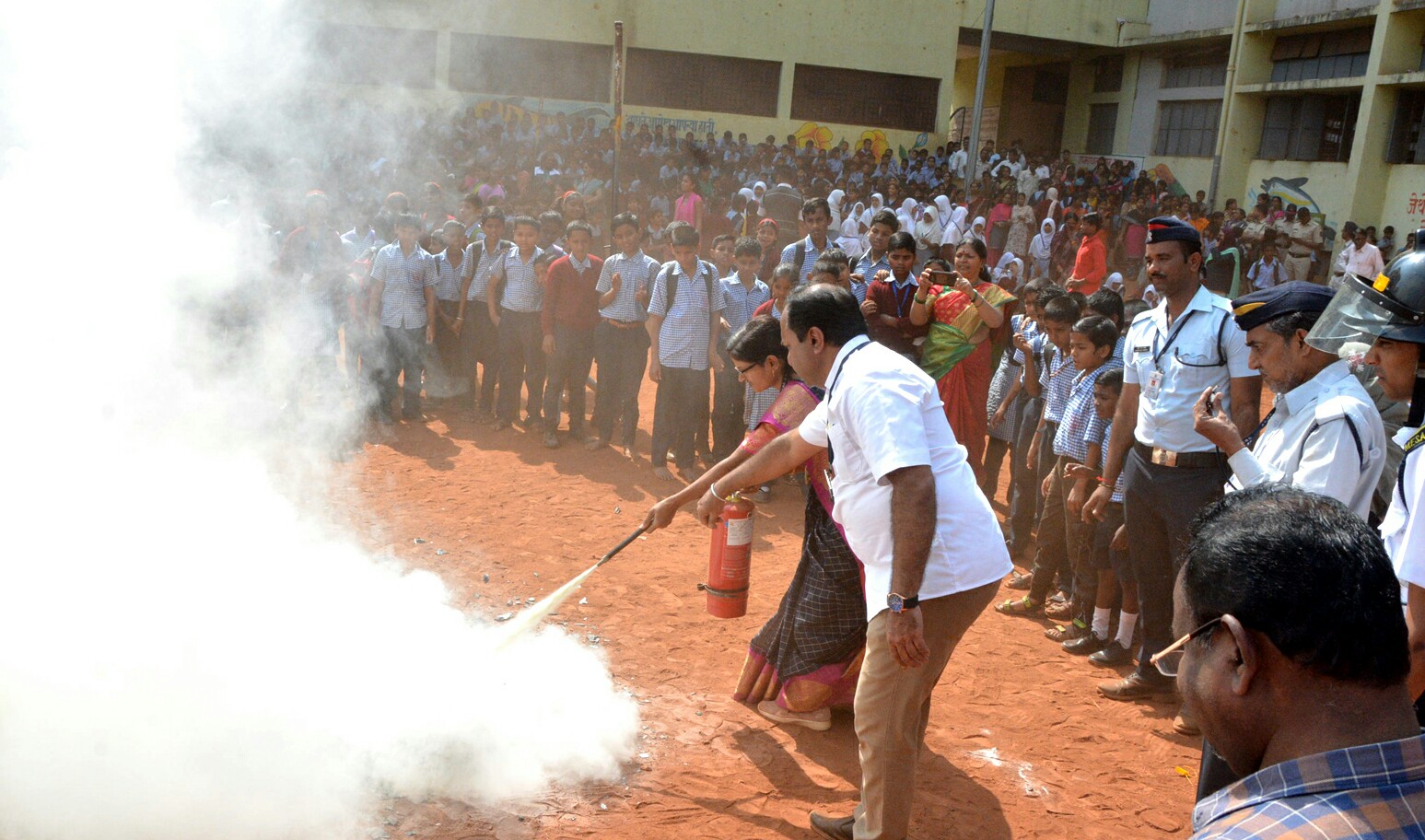 थेरगावमध्ये विद्यार्थ्यांसमोर अग्निशामक दलाकडून प्रात्यक्षिके सादर