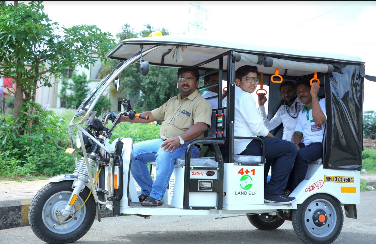 'इकोफ्रेंडली' इंद्रायणी थडी जत्रेत धावतेय 'ई-रिक्षा' अन्‌ 'ई-कार्गो'