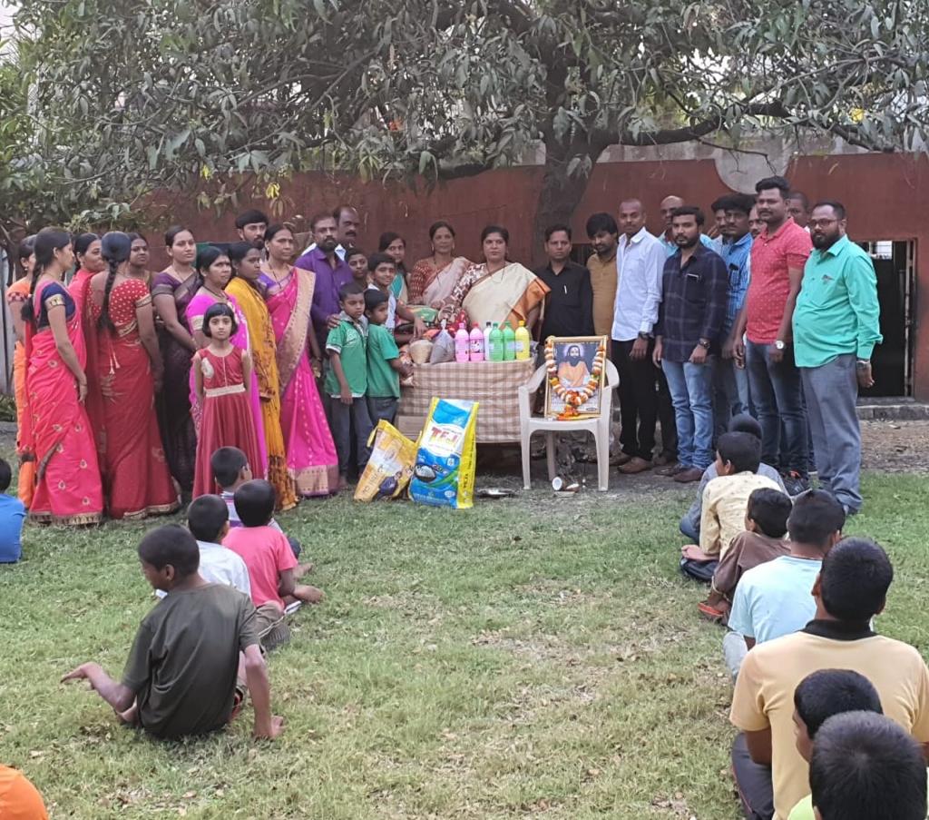 श्री संत रोहिदास महाराजांच्या जयंती निमित्त अपंग शाळेतील विद्यार्थांना खाऊ वाटप