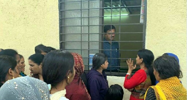 विस्कळीत पाणीपुरवठ्यामुळे भाजपा नगरसेविकेने अधिकाऱ्यांना कोंडून ठेवले..!