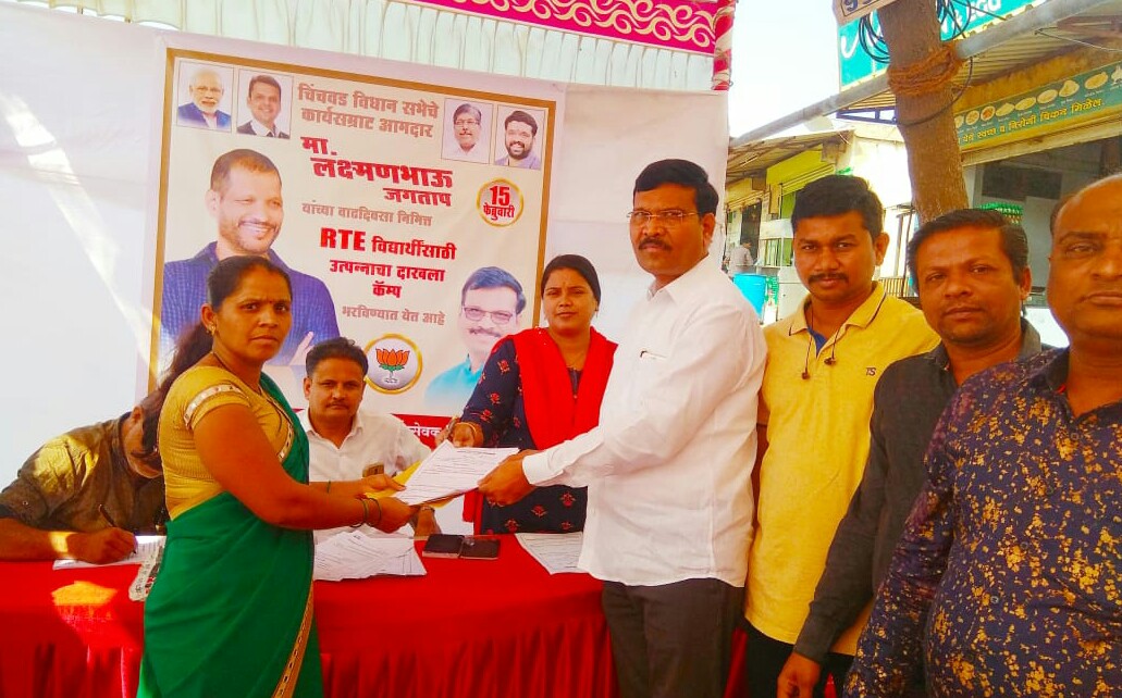 नगरसेवक नामदेव ढाके आयोजित 'तहसिल आपल्या दारी' उपक्रमात नागरिकांना उत्पन्न दाखल्यांचे वाटप