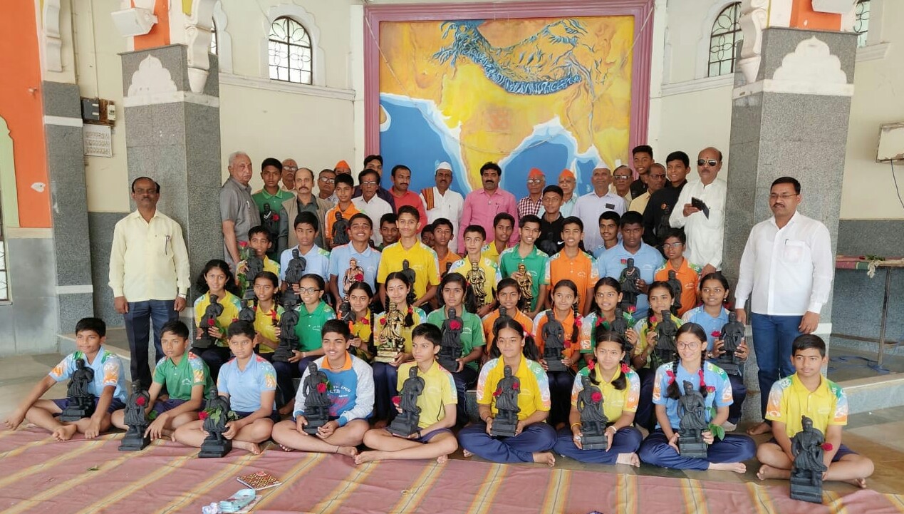 दुर्ग मोहिमेतील बालमावळ्यांचा मराठवाडा जनविकास संघातर्फे सन्मान