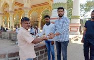 आळंदीत इंद्रायणी घाटावरील गरिबांना अन्नदान; नगरसेवक सचिन गिलबिले यांच्याकडून माणुसकीचे दर्शन..!