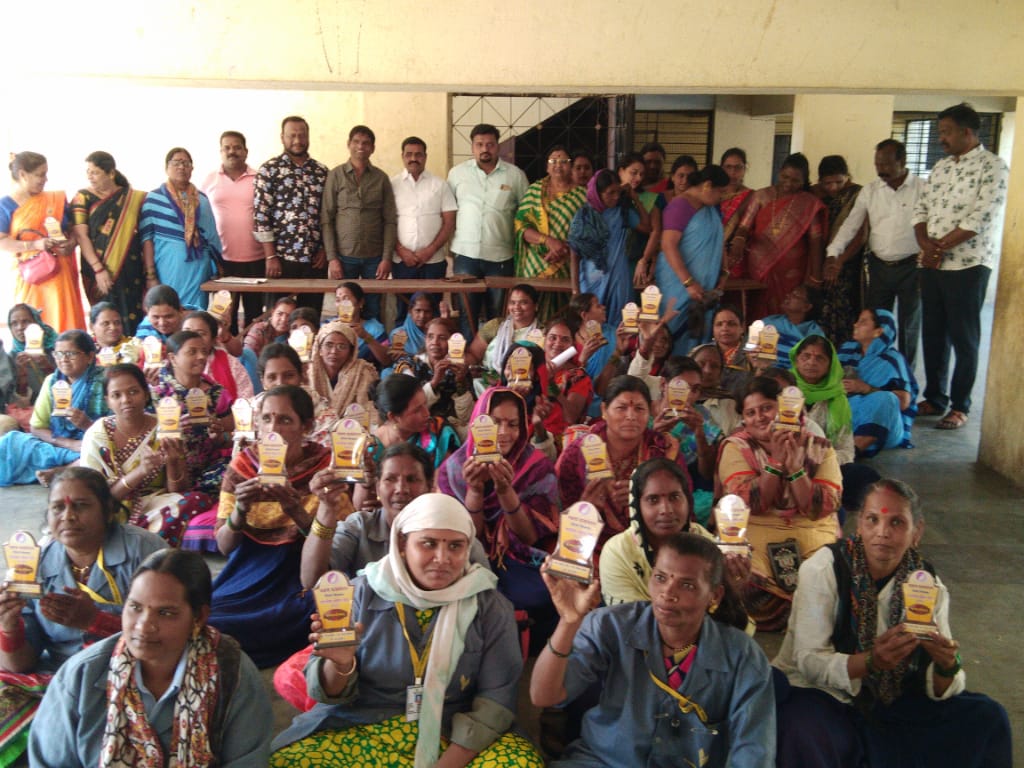 पिंपरी युवासेना व दक्षता फाऊंडेशनच्या वतीने महिला सफाई कामगारांचा गौरव