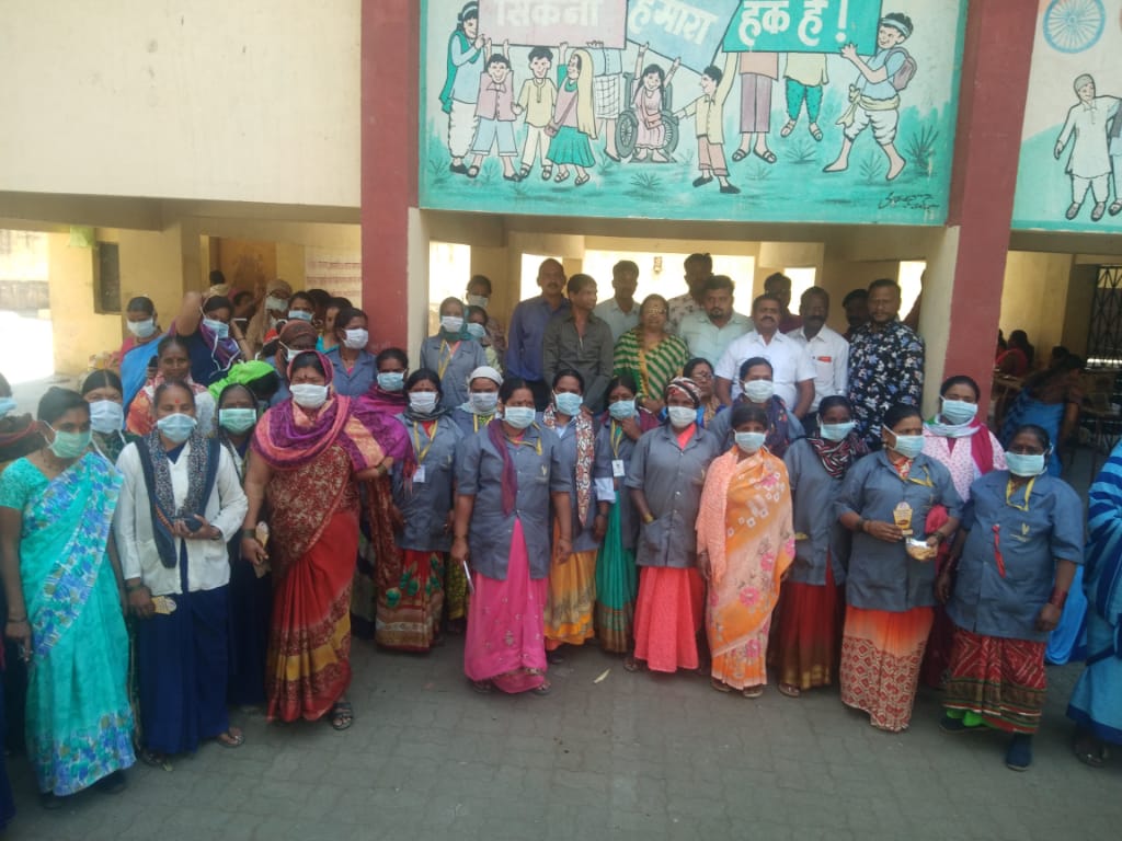 पिंपरी युवासेनेकडून सफाई कामगारांना मास्कचे वाटप