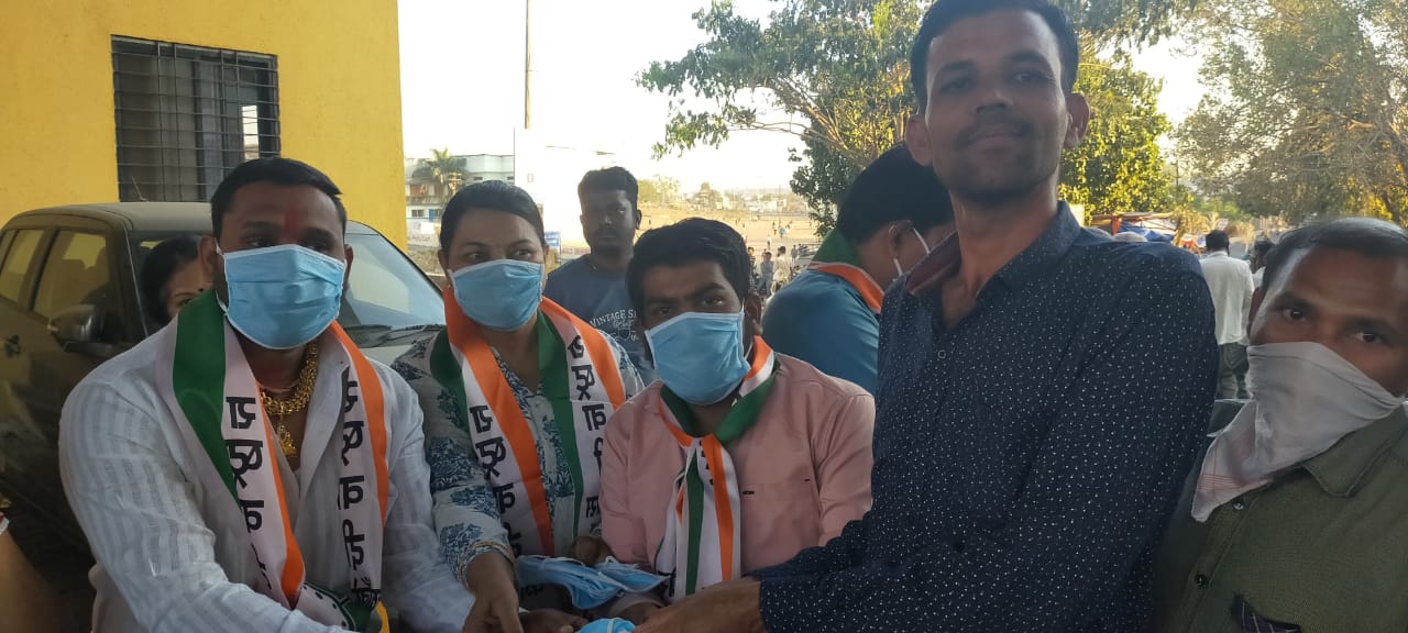 देहूरोड राष्ट्रवादी युवक काँग्रेसच्या वतीने नागरिकांना 'मोफत मास्क'चे वाटप