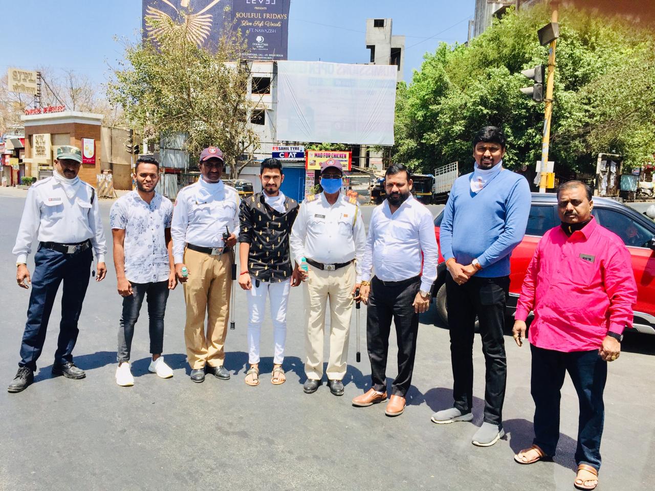 पोलीस फ्रेन्डस् वेलफेअरच्या वतीने पिंपरी चिंचवडमधील पोलिसांना चहा आणि बिसलेरीचे वाटप