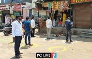 नागरिकांनो, जीवनावश्यक वस्तूंची खरेदी करताना गर्दी टाळा; रहाटणीतील दुकानांमध्ये नगरसेवक बाबासाहेब त्रिभुवन यांचा 'सोशल डिस्टन्सिंग' फंडा