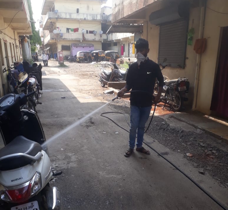 ओम साई ग्रुपने केली तापकीरनगर परिसरात औषधाची फवारणी