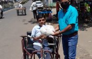 एक हात मदतीचा.. रावेत, वाल्हेकरवाडी परिसरातील गरजूंना शशिकांत पाटील यांनी केले जीवनावश्यक वस्तूंचे वाटप